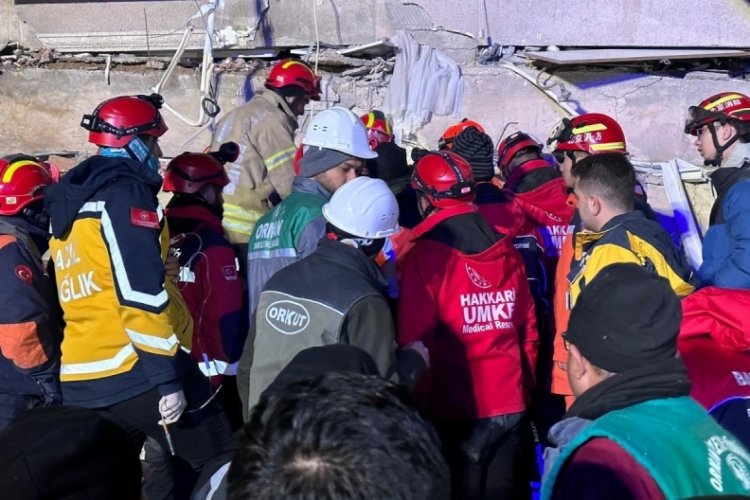 Hakkari ekibi baba ve kızını sağ kurtardı