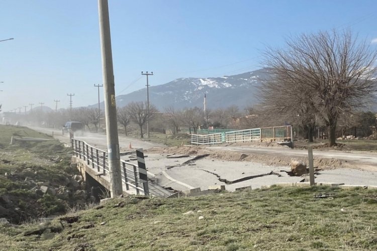 Deprem yollarda b&uuml;y&uuml;k hasar oluşturdu