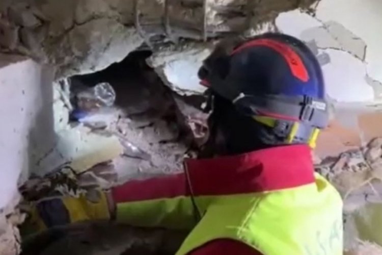 Alman kurtarma g&ouml;revlisin enkaz altındaki kadınla T&uuml;rk&ccedil;e konuştu