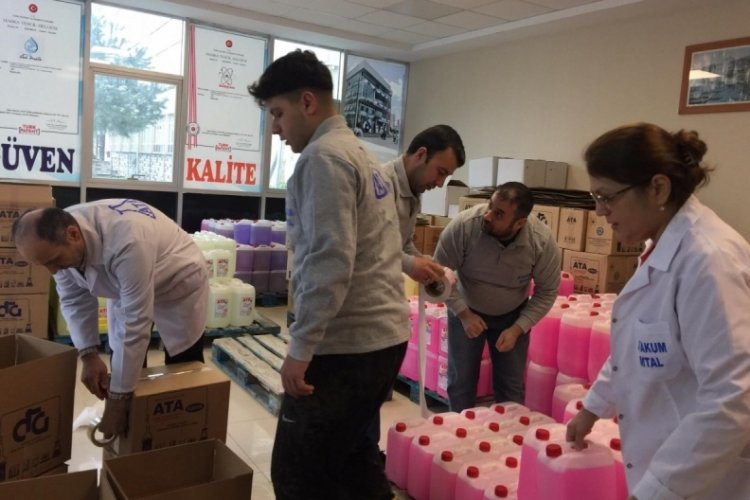 Liseli &ouml;ğrencilerden depremzedelere 1 ton hijyenik malzeme desteği