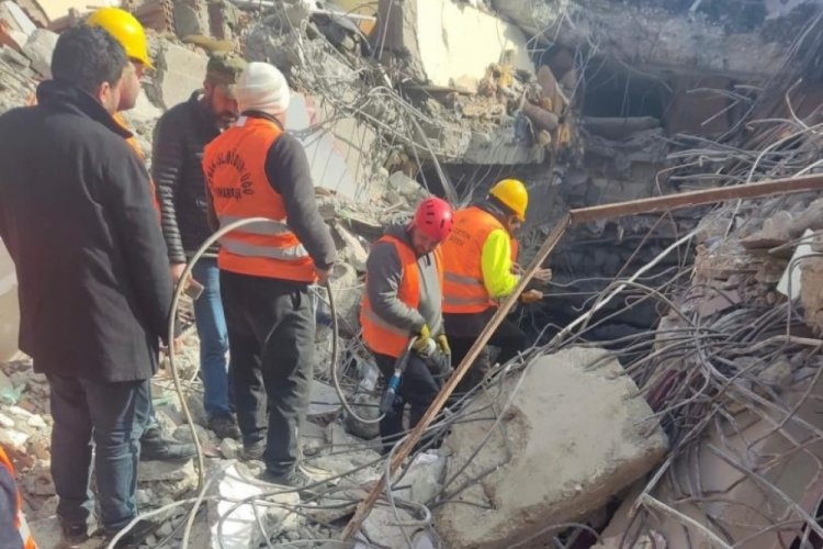 Adıyaman'da gen&ccedil; kadın enkazdan &ccedil;ıkarıldı