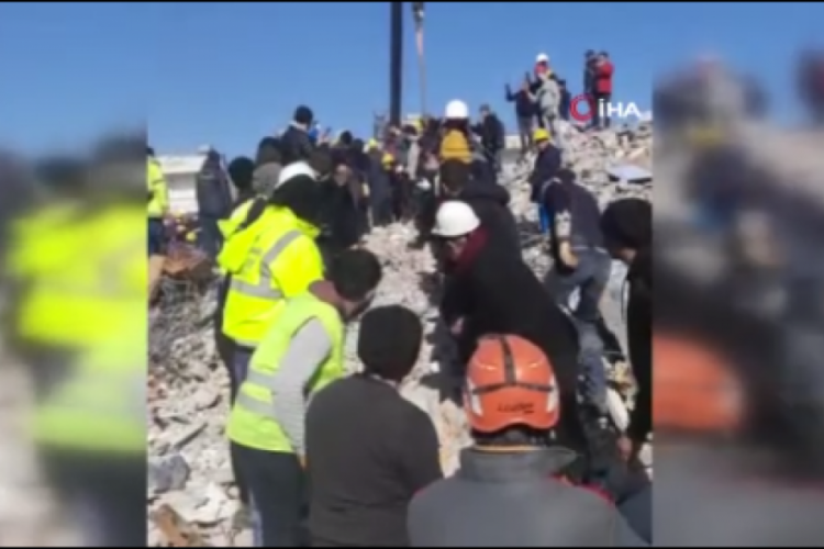 İzmir ekipleri depremin 102. saatinde bir canı daha kurtardı