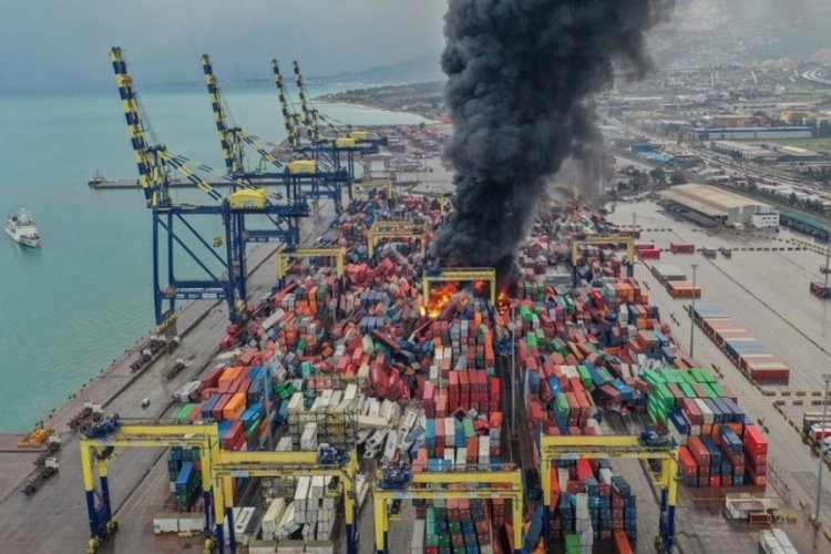 İskenderun Limanı'nda konteynır ayrıştırma &ccedil;alışması yapılıyor