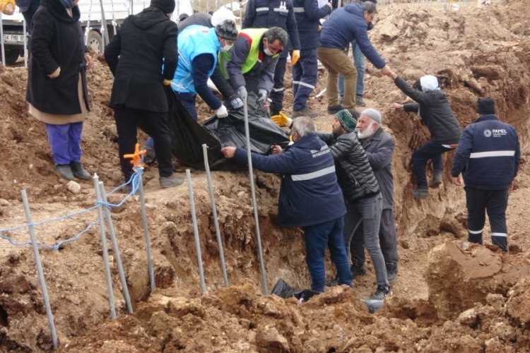 Adıyaman'da depremde hayatını kaybedenler toprağa verildi