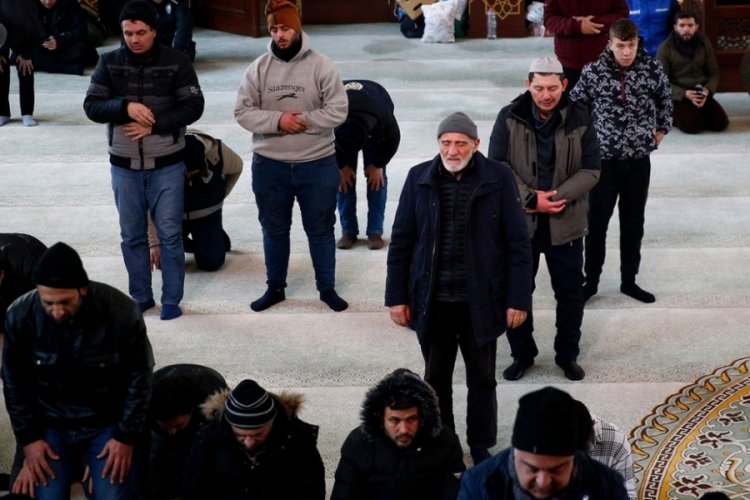Malatya'da cuma namazı kılınırken art&ccedil;ı deprem oldu, imamın uyarısıyla namaz cami dışında tamamlandı