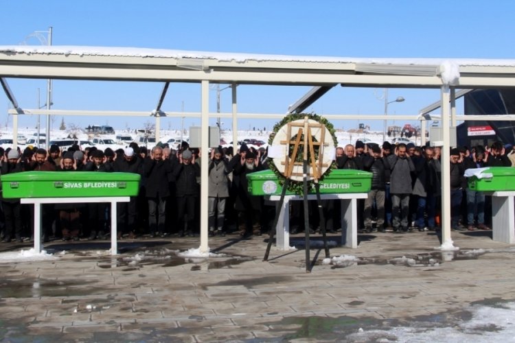 Deprem'de hayatını kaybeden Puğa&ccedil;a ailesi Sivas'ta defnedildi