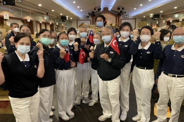 Tayvan'da T&uuml;rkiye i&ccedil;in binlerce koli yardım toplandı
