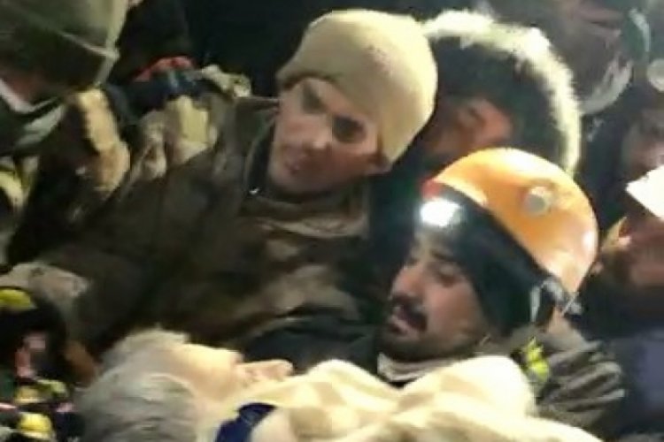 Malatya'da yıkılan binanın enkazından Semra Fırat 96'ncı saatte kurtarıldı
