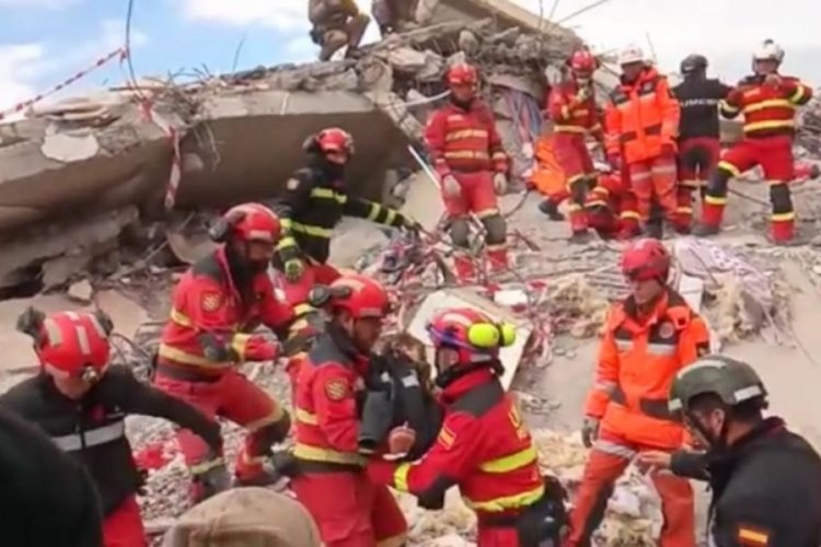 Gaziantep'te 106 saat sonra 2 kardeş enkazdan kurtarıldı