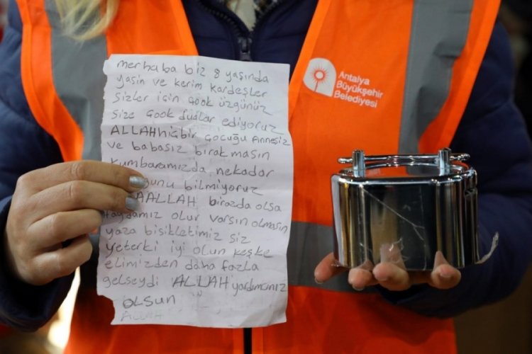 Antalya'daki kardeşler kumbaralarını depremzedelere bağışladılar