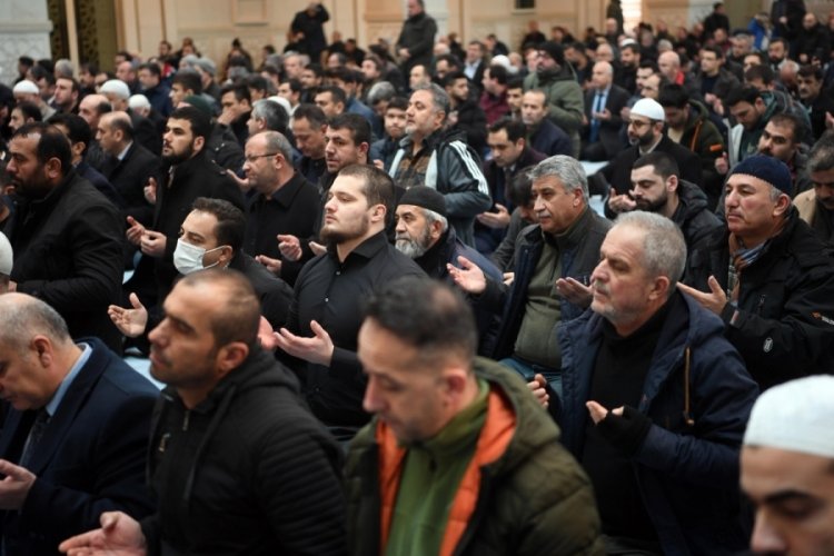 Deprem mağdurları i&ccedil;in t&uuml;m camilerde dua edildi