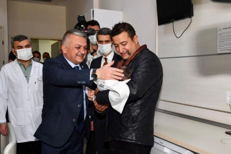 2 depremzede bebek Antalya'da d&uuml;nyaya geldi