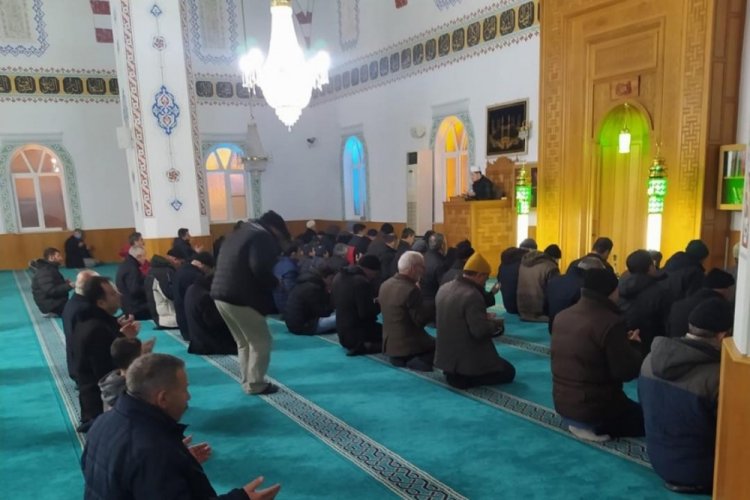 Kosova'da 900 camide depremde hayatını kaybedenler i&ccedil;in dualar edildi