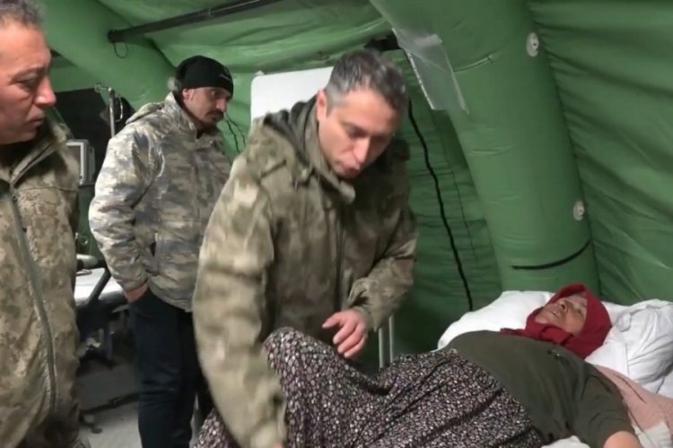 Kahramanmaraş'ta kurulan sahra hastanesinde, yaralıların tedavisi yapılıyor