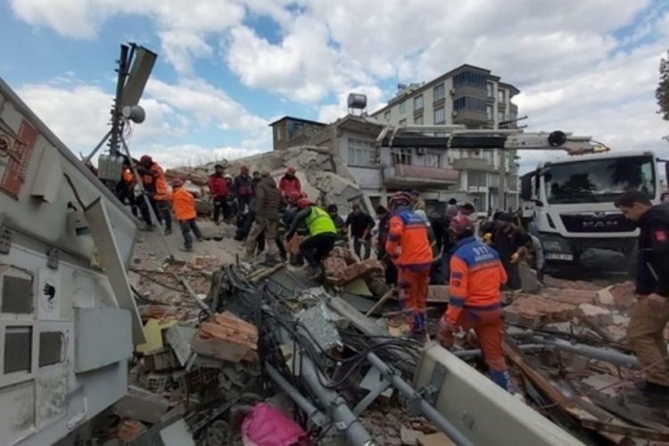 Osmaniye'de hasarlı bir bina &ccedil;&ouml;kt&uuml;
