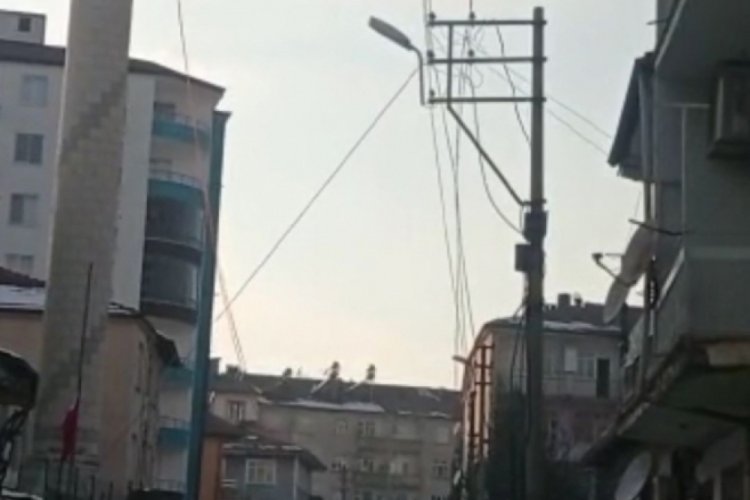 Elazığ'da depremde hasar g&ouml;ren bina kontroll&uuml; şekilde yıkıldı
