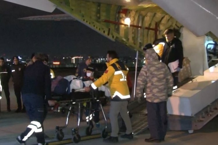 Adana'dan 4 depremzede askeri ambulans u&ccedil;akla İstanbul'a getirildi