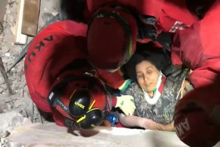 Hatay'da H&uuml;lya Bayrak ve İsmet Bayrak 2 saat arayla enkazdan kurtarıldı
