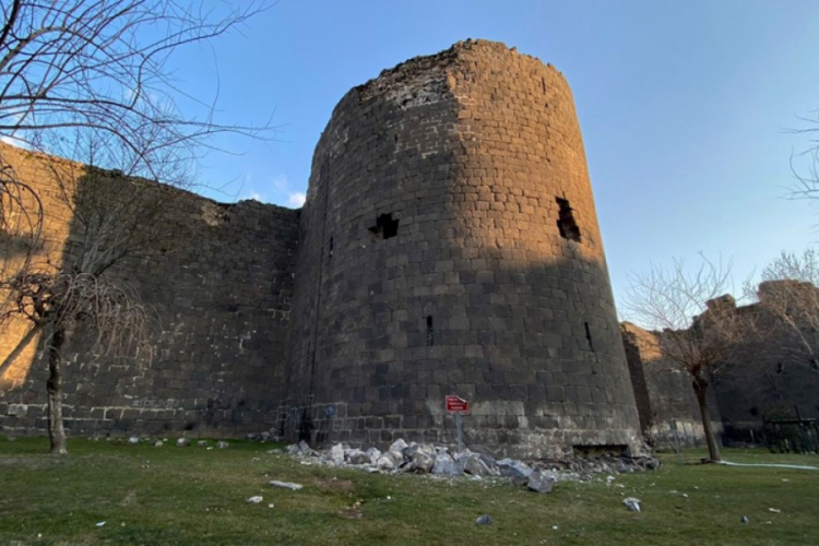 Deprem Diyarbakır Surları'nı da vurdu