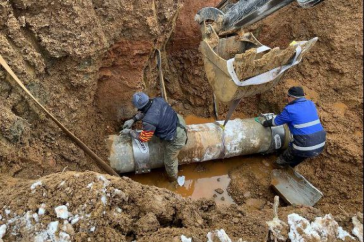 Deprem b&ouml;lgesinde i&ccedil;me suyu &ccedil;alışmaları s&uuml;r&uuml;yor