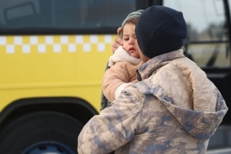 32 depremzede TSK'nın kargo u&ccedil;ağıyla İstanbul'a getirildi