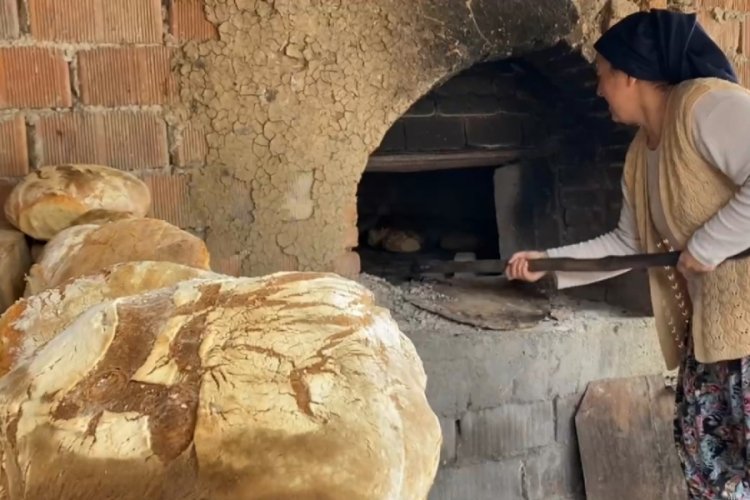 Bursa'da depremzedeler i&ccedil;in ekmek pişirdiler