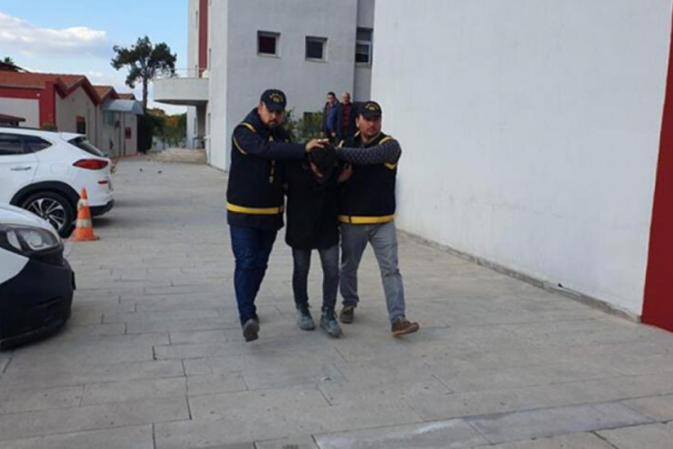 Depremde hayatını kaybeden kişinin kartını &ccedil;alan zanlı yakalandı