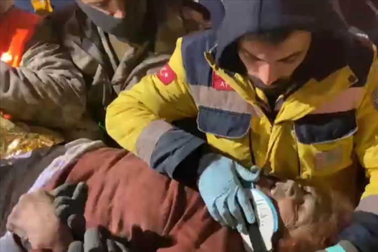 Malatya'da 124,5 saat sonra 83 yaşındaki kadın kurtarıldı