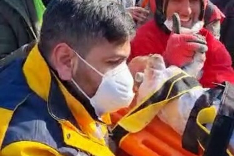 128 saat sonra 2 aylık bebek yıkıntıların arasından kurtarıldı