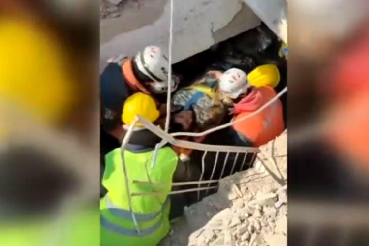 13 yaşındaki Arda Can &Ouml;v&uuml;n 128'nci saate enkazdan kurtarıldı