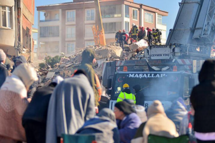 Gaziantep'te &ccedil;&ouml;ken sitenin m&uuml;teahhidi g&ouml;zaltına alındı