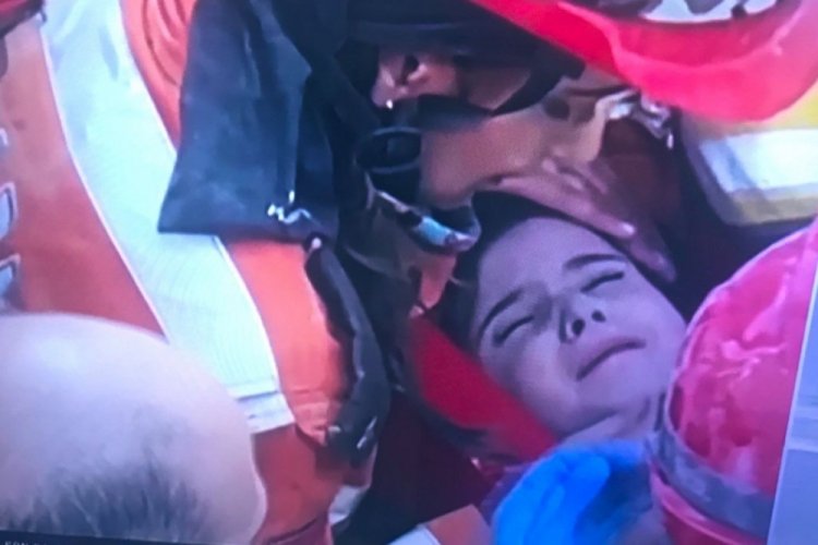 4 yaşındaki Şeng&uuml;l ve babası 132'nci saatte kurtarıldı
