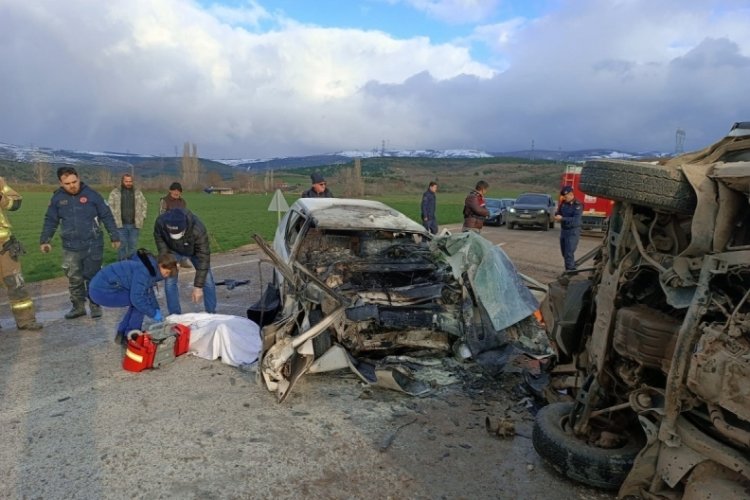 Bursa'da minib&uuml;s ile otomobil &ccedil;arpıştı: 3 &ouml;l&uuml; 7 yaralı