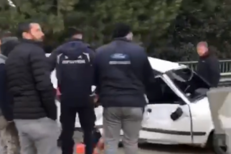 Bursa'da otomobil bariyerlere &ccedil;arptı