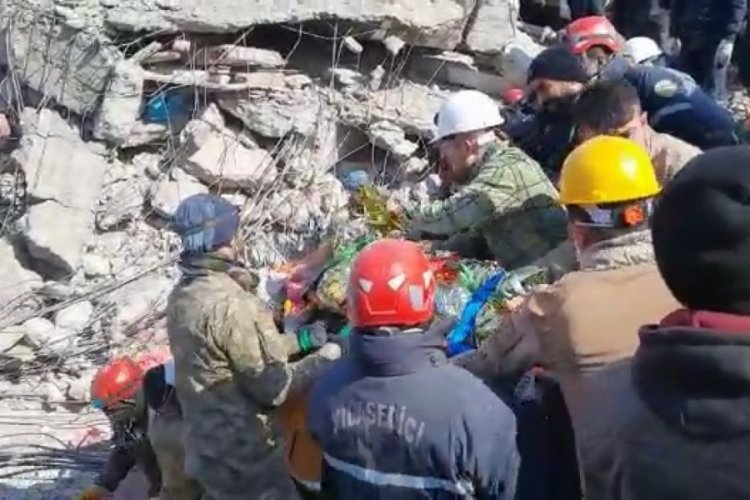 Minik Ayşe, 129 saat sonunca enkazdan &ccedil;ıkarıldı