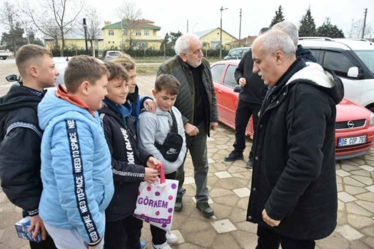 &Ouml;ğrenciler kalem satarak depremzedelere bağış yaptı