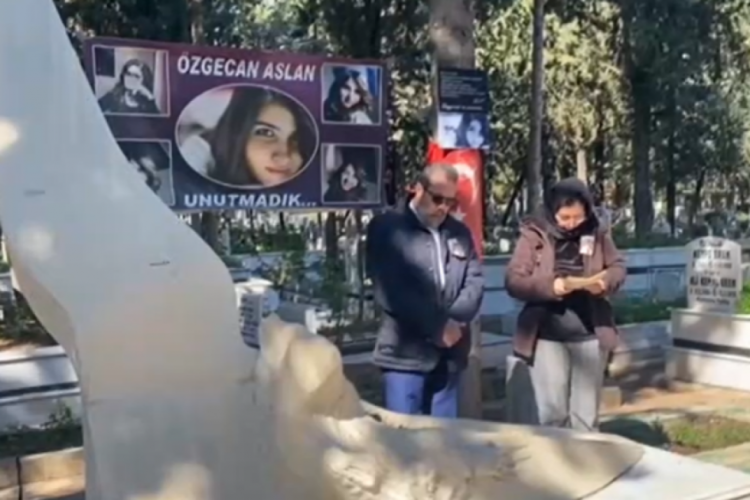 &Ouml;zgecan Aslan &ouml;l&uuml;m&uuml;n&uuml;n 8. yılında anıldı
