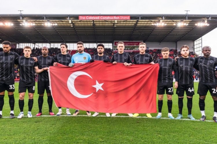 Hull City sahada T&uuml;rk bayrağı a&ccedil;tı