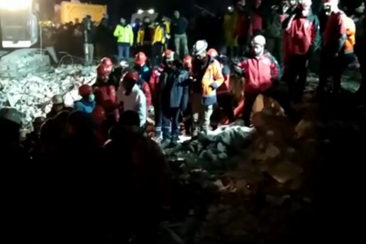 OBAK tarafından 3 kişilik aile 138. saatte kurtarıldı