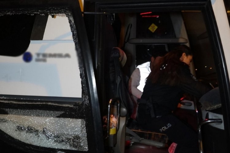 Afet b&ouml;lgesine giden otob&uuml;s&uuml;n camını kırdı