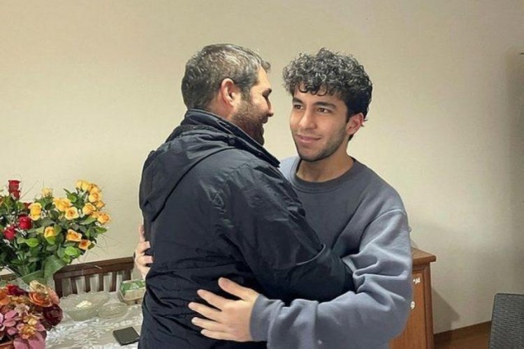 Enkaz altındaki g&ouml;r&uuml;nt&uuml;leri ortaya &ccedil;ıktı! Babasıyla duvara vurarak haberleşti
