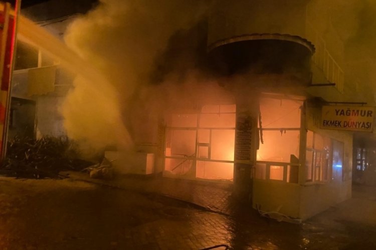 Deprem b&ouml;lgesinde fırın yandı