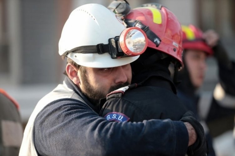 Hatay'da T&uuml;rk ve Romanyalı kurtarma ekibi sevin&ccedil;ten ağladı