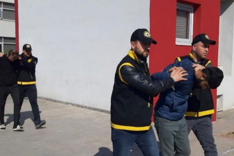 Depremzedelerin malzemesini &ccedil;alan 32 kişi tutuklandı