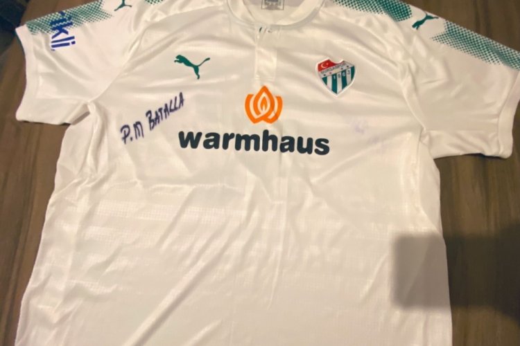 Bursaspor taraftarı depremzedeler i&ccedil;in efsane formalarını satıyor