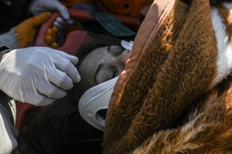 Hatay'da 64 yaşındaki kadın 150. saatte enkazdan &ccedil;ıkarıldı