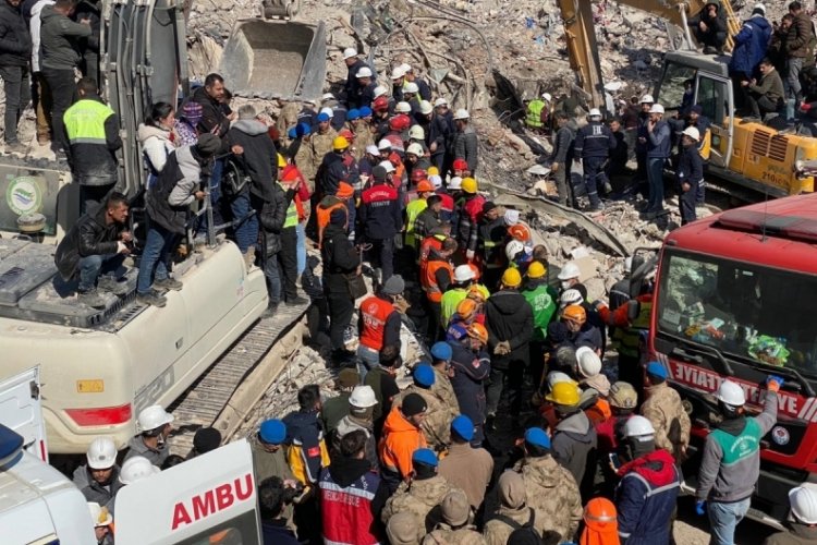 Enkazın altında 153 saat dayandı! Rukiye, depremin 7. g&uuml;n&uuml;nde kurtarıldı