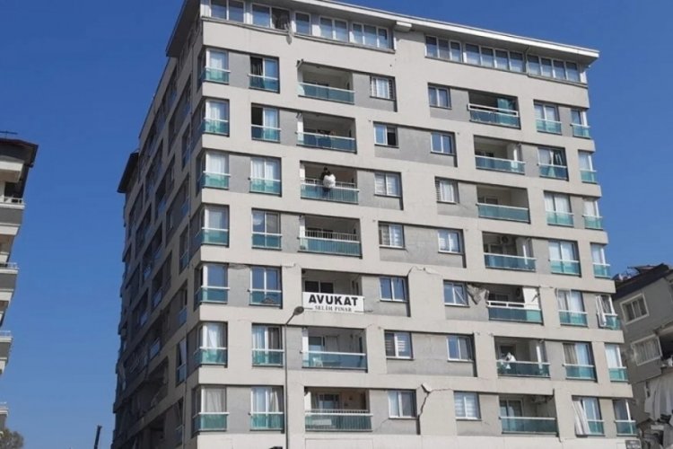 Deprem b&ouml;lgesinde 7. kattan eşya alan adam canını hi&ccedil;e saydı
