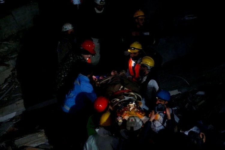 Hatay'da 162. saatte G&uuml;ler Ağrıtmış enkazdan sağ &ccedil;ıkarıldı
