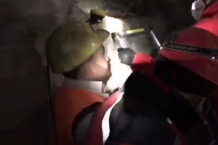 Deprem b&ouml;lgesinde Madencilerden &ouml;ğrencilere duygusal mesaj